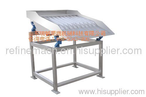 Vibration type peach flap overturning machine