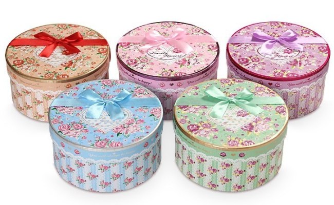paper candy packing box with printed flowers-shape pattern