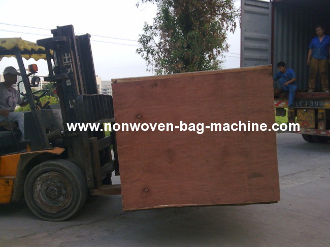 Newest full automatic non woven bag making machine with handle sealing
