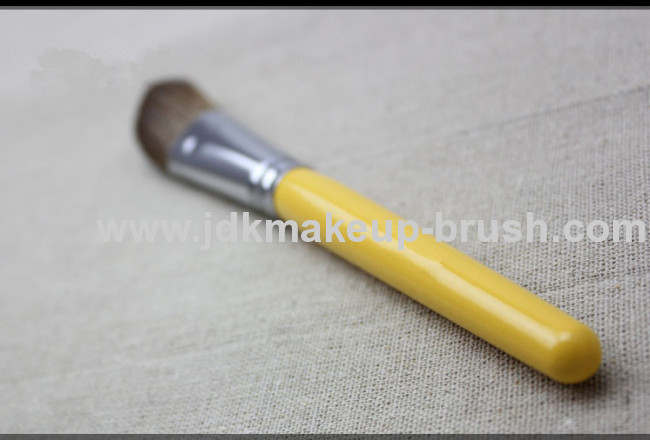 Natural wood handle cosmetic contour brush