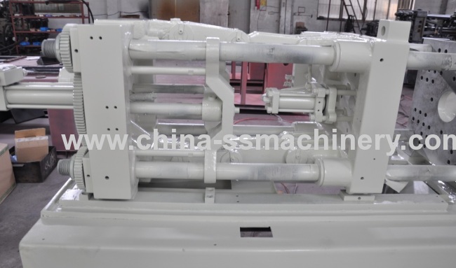 High speed small injection molding machine