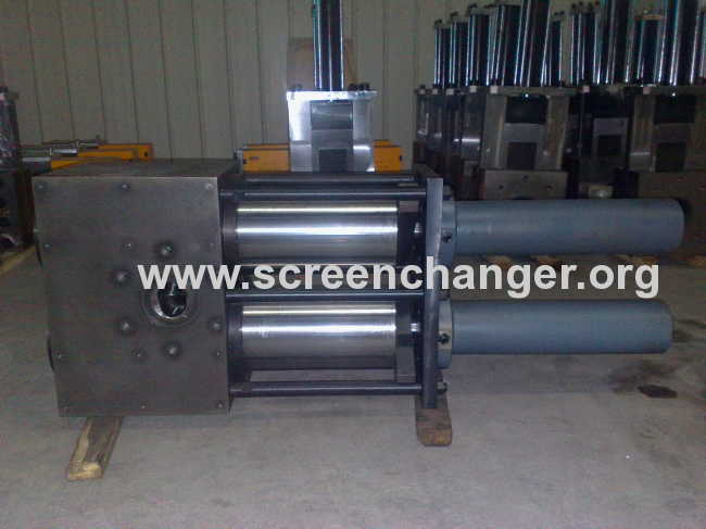 Double column hydraulic screen changer with double working positions
