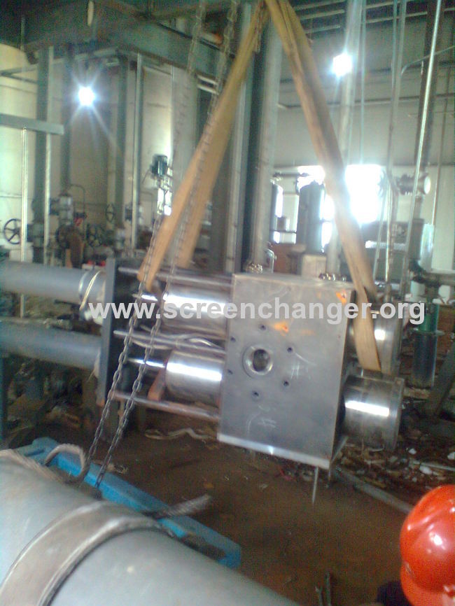 Double column hydraulic screen changer with double working positions