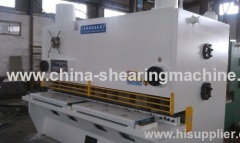 Guillotine shearing machine for steel plate