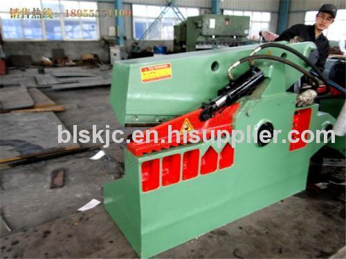 Scrap metal cutting machine