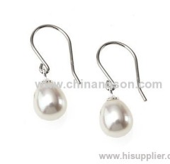 Jewellery earring with pearl
