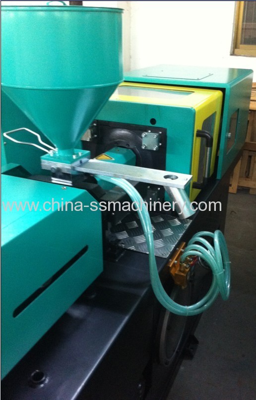 small 250KN injection moulding machine export to Argentina