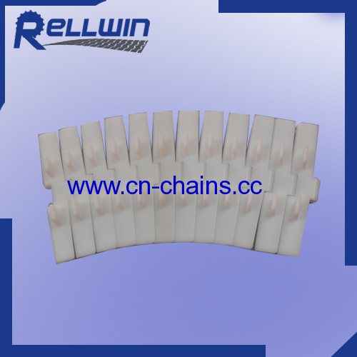 Plastic sideflexing table top conveyor chains with flight