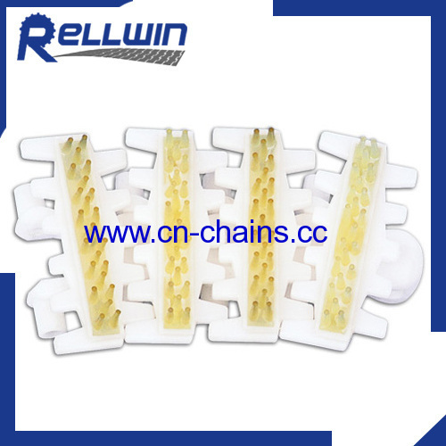 Plastic flexible cleated conveyor chains