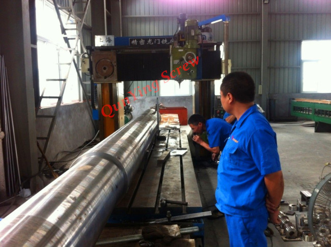 huge injection screw and cylinder(diameter 215mm)