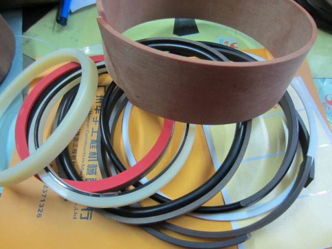 E330 ARM CYLINDER SEAL KIT