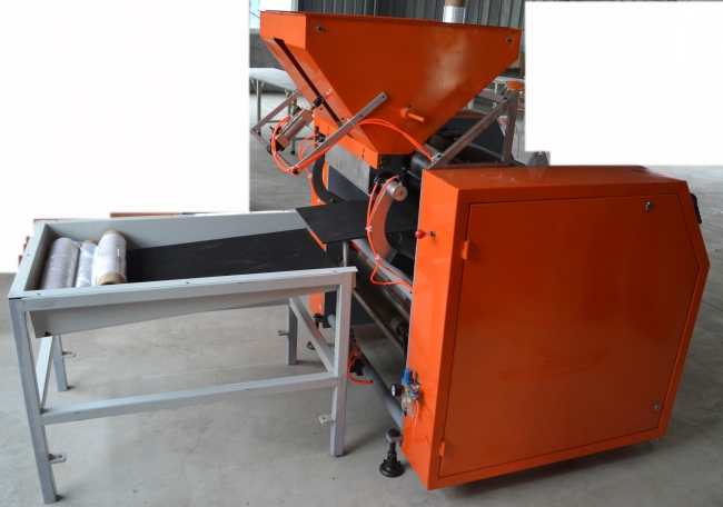 Automatic pre-stretching oscillating rewinding machine with hemmed edge