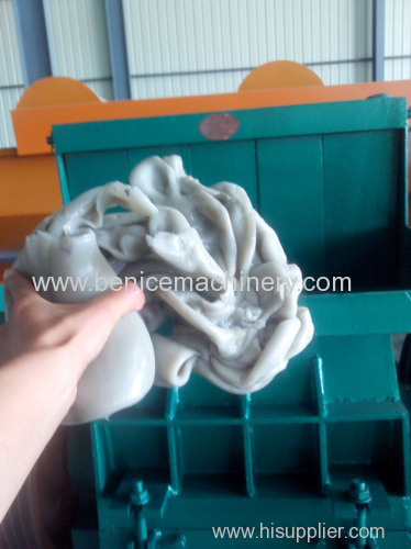 Plastic blocks crushing machine