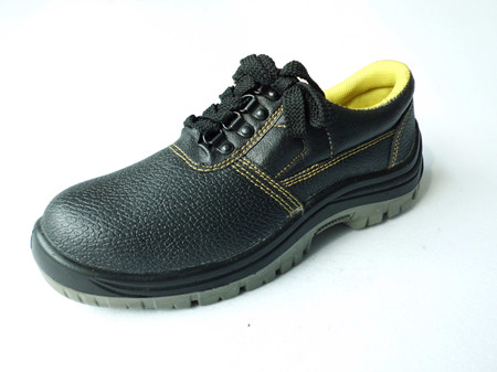 Embossed leather safety shoes of injection sole