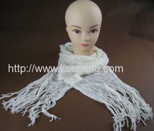 White cozy scarf with tassel
