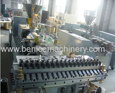 Wood plastic composite plate extrusion machine