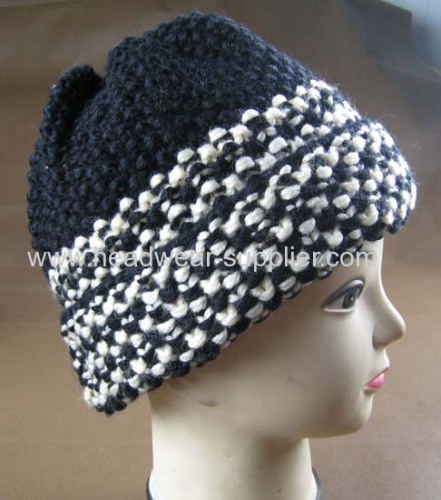 HEAVY WARM HAND HAT WITH TWO SMALL POMPON ON THE TOP