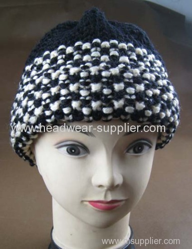 HEAVY WARM HAND HAT WITH TWO SMALL POMPON ON THE TOP