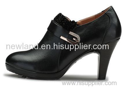 Ladies cow leather pumps with high heel;