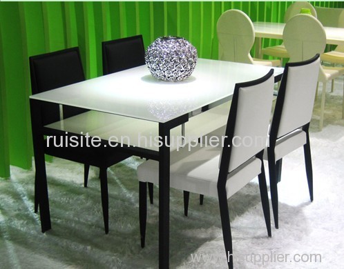 Stylish And Elegant Modern Dining Table