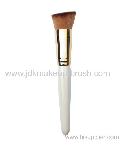 Angled round foundation brush