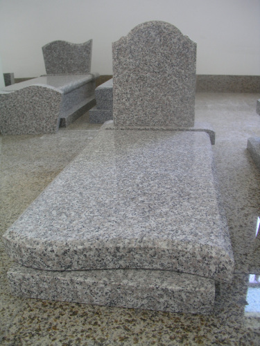 natural granite memorial monuments