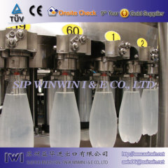 Carbonated beverage bottling machine