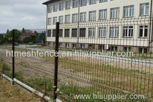 Painting wire mesh panel fence