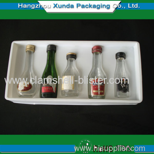 Plastic blister packaging tray for wine bottles
