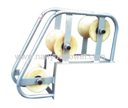 Tri-roller assembly corner ground roller pulley block