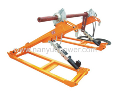 Upright turntable rope payout stand used to raise and support conductor reels in conductor stringing operations