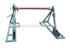 Upright turntable rope payout stand used to raise and support conductor reels in conductor stringing operations