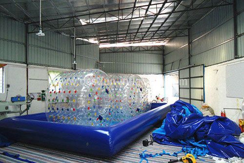 Inflatable pool for water balls