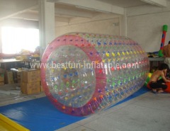 Moving inflatable roller for water park