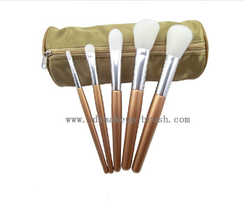 Make up brushes set with cosmetic pouch