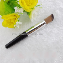 Round angled flat top foundation brush