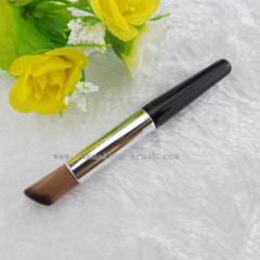 Round angled flat top foundation brush