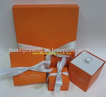 jewelry boxes with white ribbon