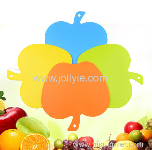 APPLE SHAPED PLASTIC CUTTING BOARD SET WITH 4 COLORS