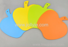 APPLE SHAPED PLASTIC CUTTING BOARD SET WITH 4 COLORS