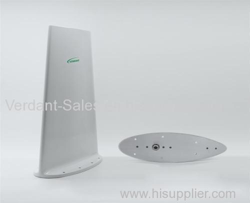 Broadband (V/UHF) low profile blade antenna