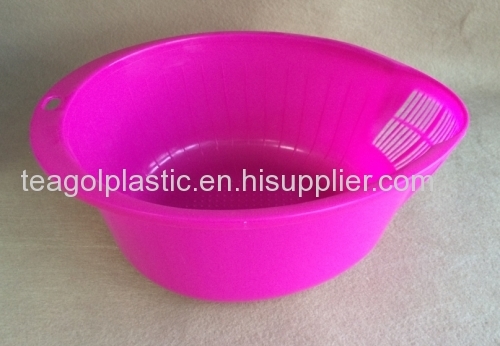 Plastic colander with pourer