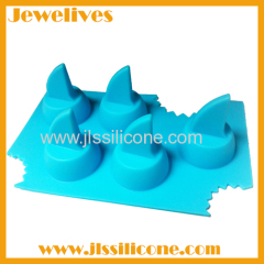 Special silicone shake fins shape ice maker