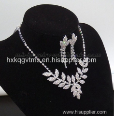 Pretty Leaf Shape Glass Beads Necklace