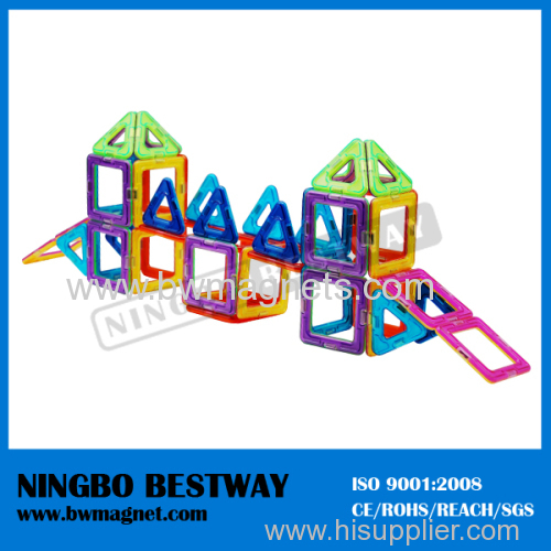 3-D magnetic building set