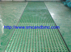 Anti-slip SMC BMC molded grating