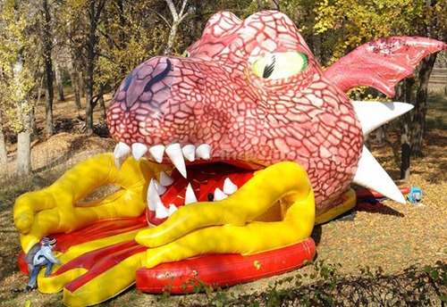 Inflatable amusement slide dragon shape