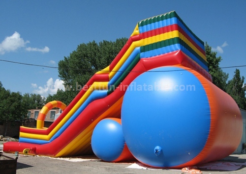 Inflatable slide with arch