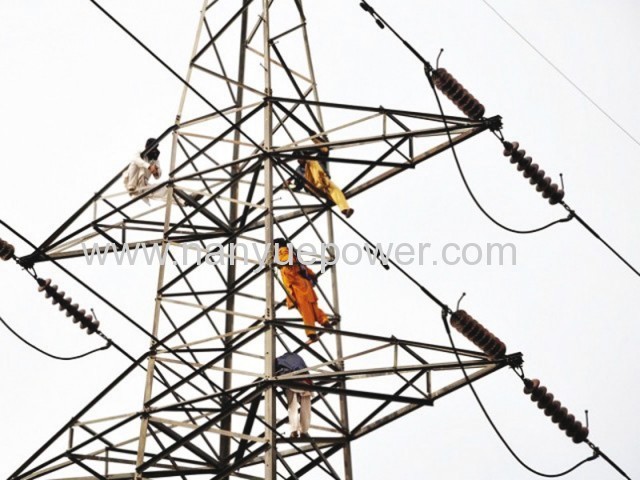 What is the functions of the balls in the high voltage transmission lines?