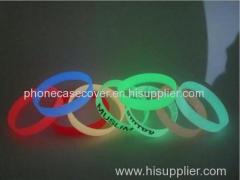 2015 China wholesale glowing in dark silicone bracelet band wristband with custom silkscreen logo